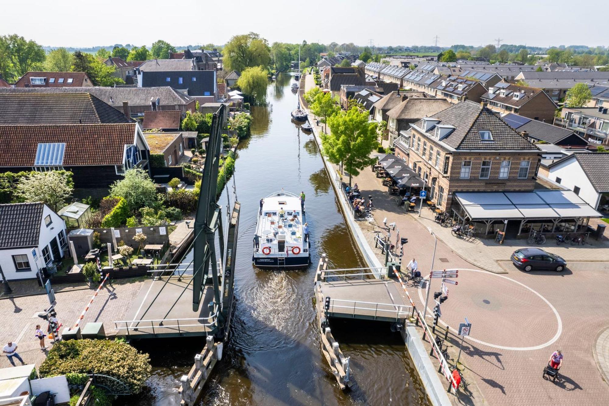 Hotel Over De Brug Haastrecht Exterior foto